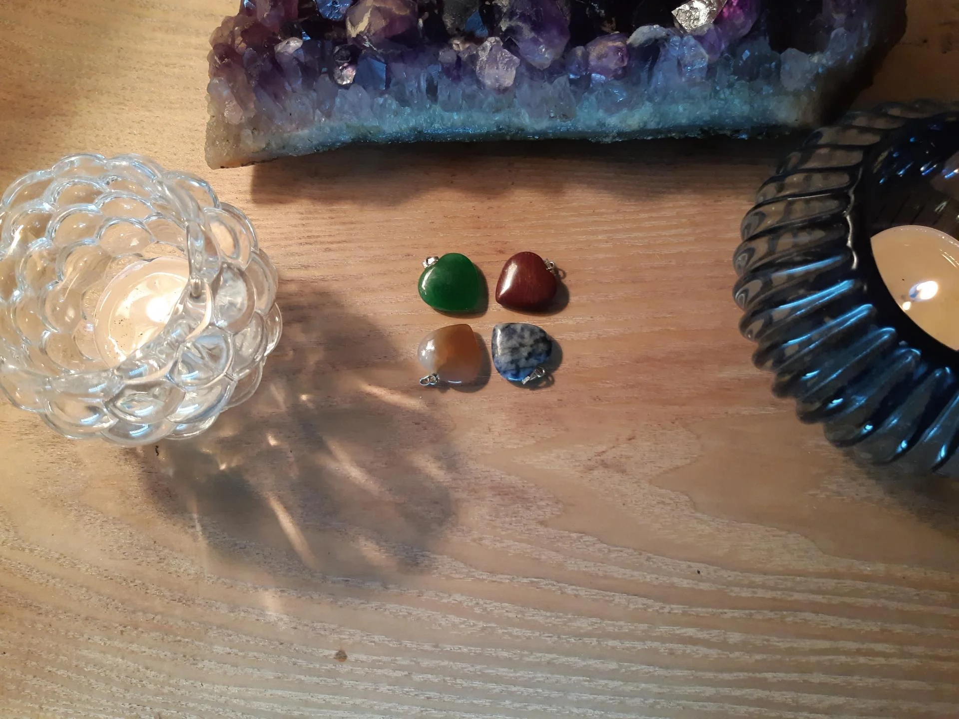 4 coeurs en pierre naturel pour le feng shui voyance