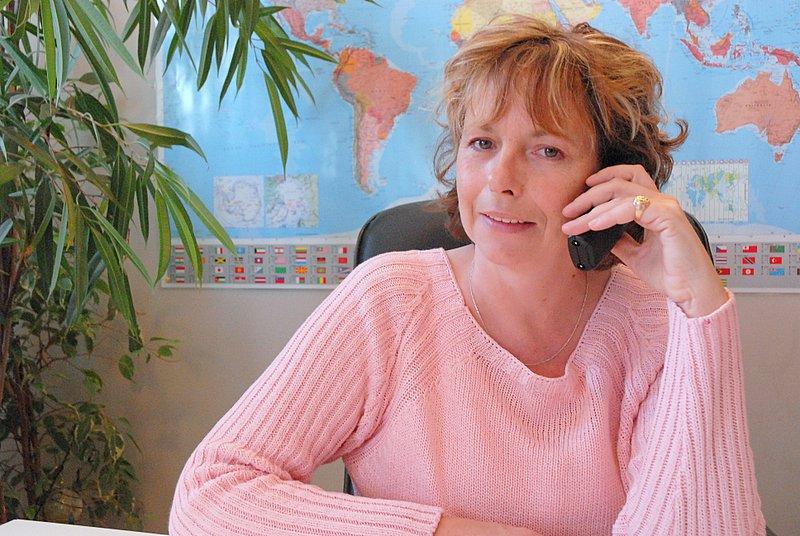 Annick en train de parler au téléphone